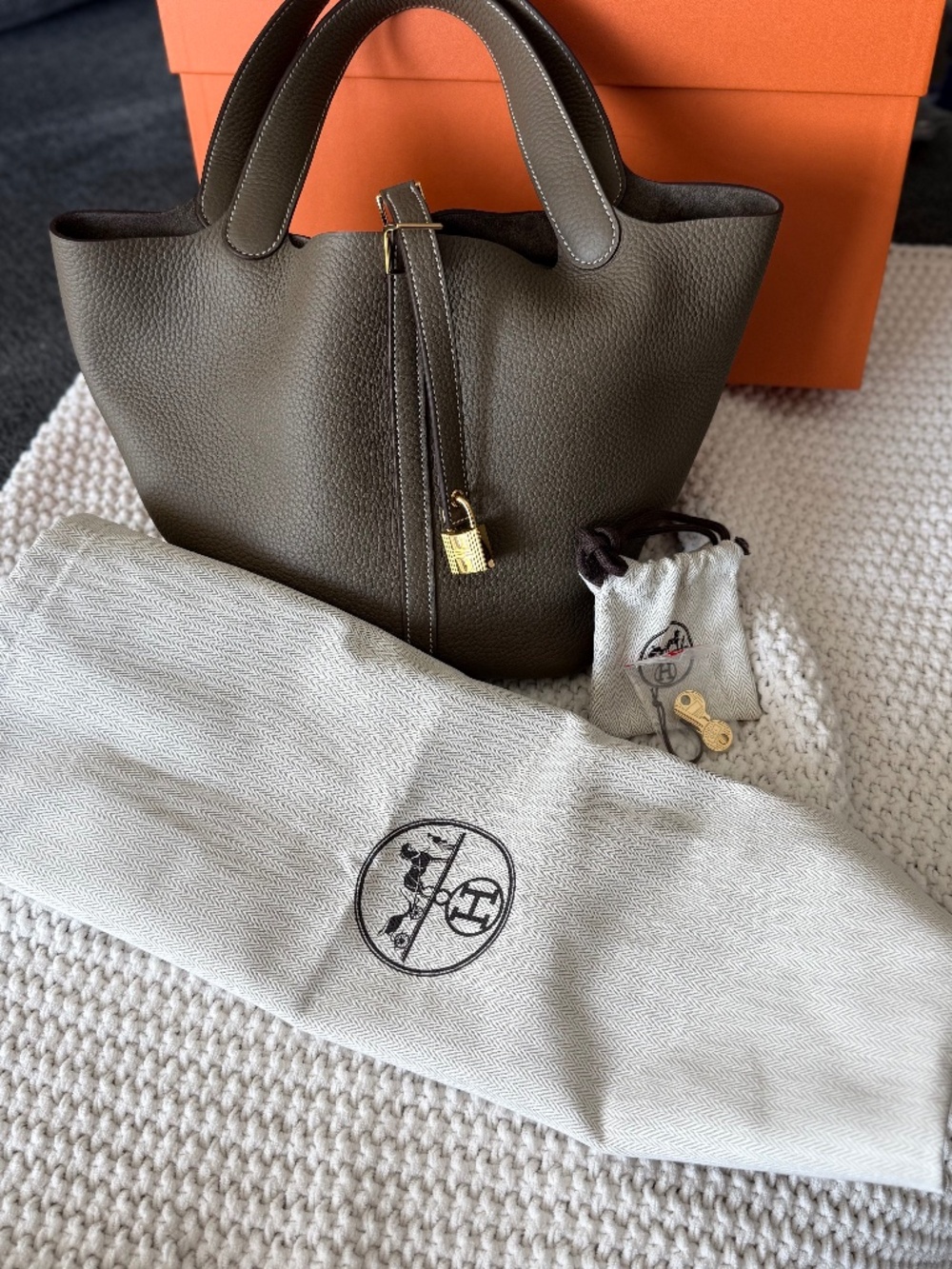 Hermes Picotin Lock 22 Clemence Calf Skin - Etoupe/GHW Hangbag - Picture 9 of 11